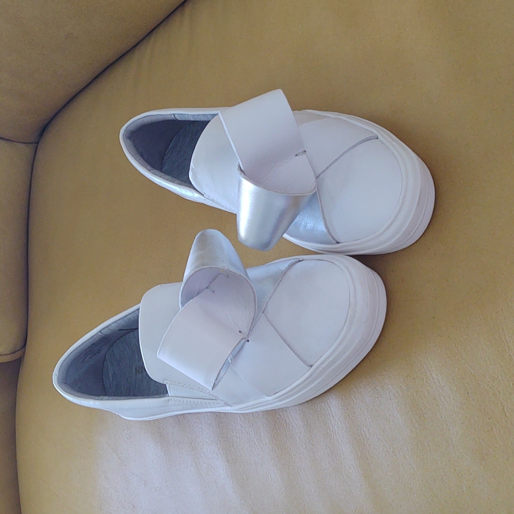 White Nine West women's leather tennis size 7.5 new never been worn